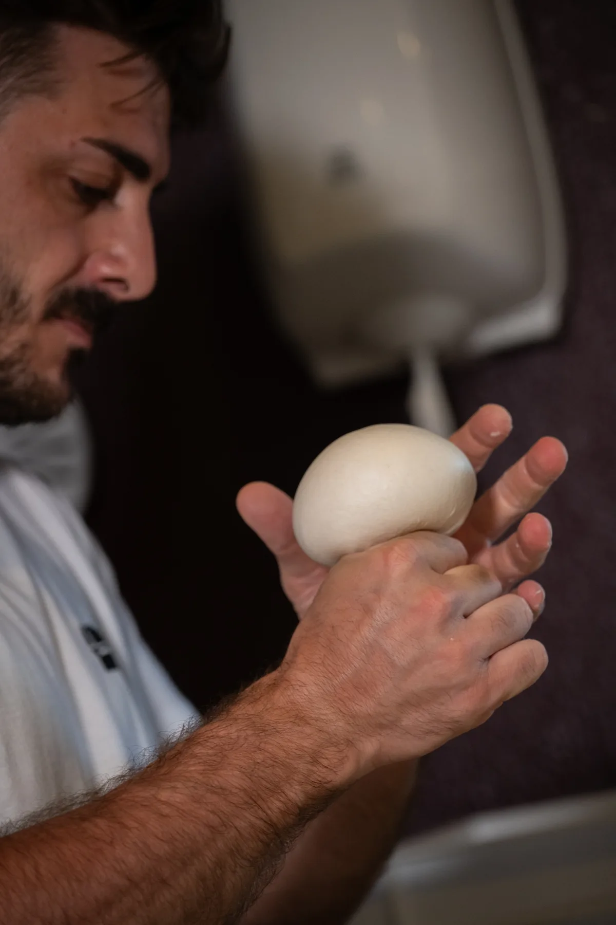 Pizzaiolo che lavora l’impasto a mano